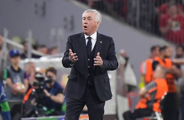 30 04 2024, xemx, football UEFA Champions League, FC Bayern Muenchen Real Madrid emspor, v l head coach Carlo Ancelotti Real Madrid gives instructions, gesticulates with arms, gesticulate, gives instructions DFL DFB REGULATIONS PROHIBIT ANY USE OF PHOTOGRAPHS as IMAGE SEQUENCES and or QUASI VIDEO Muenchen