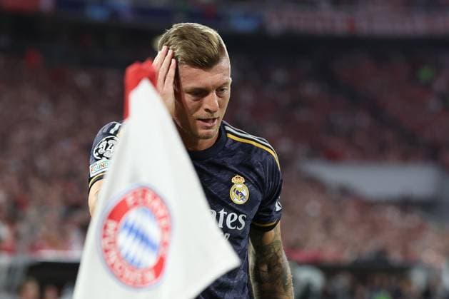 Bayern corner flag with Toni Kroos 8 Real Madrid , FC Bayern Muenchen vs Real Madrid, Champions League, Soccer, Semifinal, First leg, 30 04 2024 Muenchen Bayern Germany Copyright: xkolbert-press ChristianxKolbertx