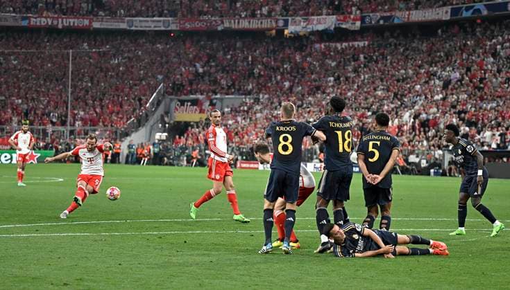 30 04 2024, Football UEFA Championsleague 2023 2024 semi-final, FC Bayern Munich Real Madrid, in the Allianz Arena Munich Free kick Bayern, taken by Harry Kane Bayern Munich DFL and DFB regulations prohibit any use of photographs as image sequences and or quasi video