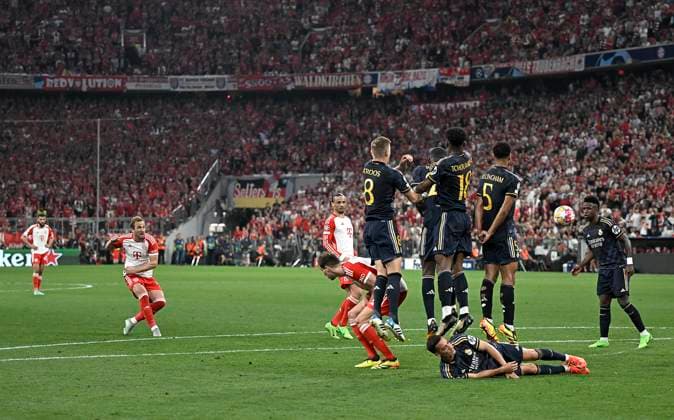30 04 2024, Football UEFA Championsleague 2023 2024 semi-final, FC Bayern Munich Real Madrid, in the Allianz Arena Munich Free kick Bayern, taken by Harry Kane Bayern Munich DFL and DFB regulations prohibit any use of photographs as image sequences and or quasi video