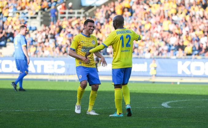 Tag der Legenden Braunschweig, 30 04 2024, FUßBALL Eintracht Brunschweig Tag der Legenden, Fußball Spiel verdienter Eintracht Größen Domi Kumbela Team Gelb jubilates with Mirko Boland Team Gelb after his goal for 1 1 Braunschweig