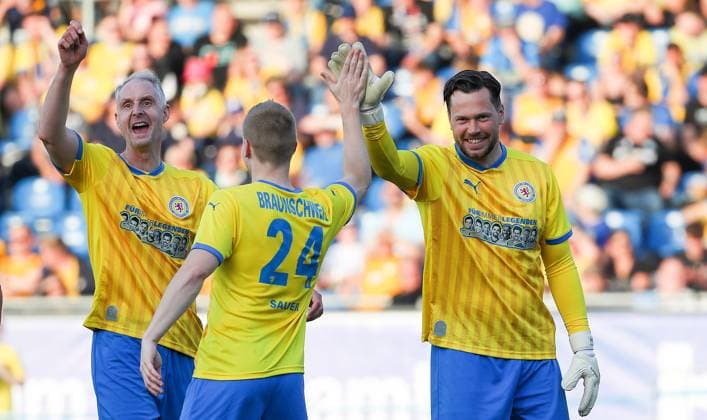 Tag der Legenden Braunschweig, 30 04 2024, FUßBALL Eintracht Brunschweig Tag der Legenden, Football match of deserved Eintracht greats Jan Schanda Team Yellow , Maximilian Sauer Team Yellow , Daniel Davari Team Yellow Braunschweig
