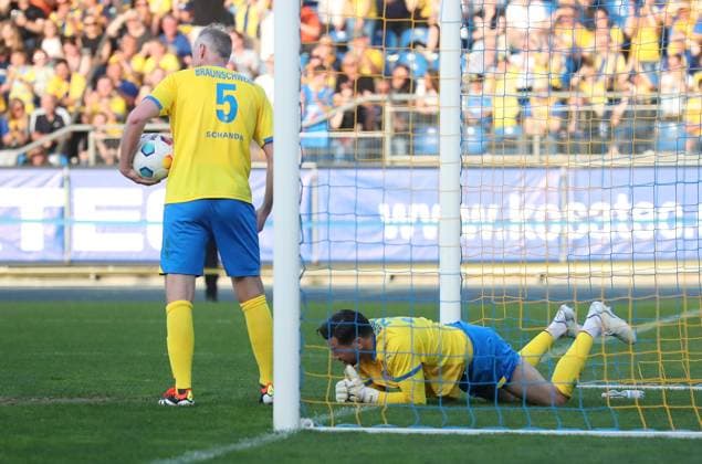 Tag der Legenden Braunschweig, 30 04 2024, FUßBALL Eintracht Brunschweig Tag der Legenden, soccer match of deserved Eintracht greats goalkeeper Daniel Davari Team Gelb Braunschweig