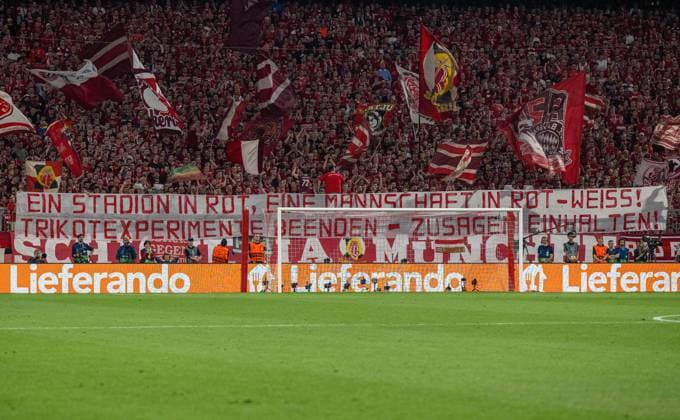 Football, Men, 2023 2024 season, Champions League semi-final, first leg , FC Bayern Munich Real Madrid, Bayern fans with banners A stadium in red, a team in red and white End jersey experiments Keep your promises , 30 04 2024, Copyright: xMatthiasxKochx