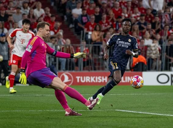 Manuel Neuer Goalkeeper, FC Bayern Muenchen, 1 in front of Vinicius Paixao de Oliveira Junior Real Madrid CF, 7 on the ball GER, FC Bayern Muenchen vs Real Madrid CF, Football, Champions League, Semifinal, First leg, 2023 2024 season, 30 04 2024 DFL DFB REGULATIONS PROHIBIT ANY USE OF PHOTOGRAPHS as IMAGE SEQUENCES and or QUASI VIDEO GER, FC Bayern Muenchen vs Real Madrid CF, Football, Champions League, Semi-final, First leg, Match time 2023 2024, 30 04 2024 Muenchen Copyright: xEibner-Pressefoto HeikexFeinerx EP_HFR