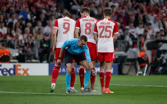 Clement Turpin Referee Referee, France France marks the position of the wall set by Harry Kane FC Bayern Muenchen, 9 , Leon Goretzka FC Bayern Muenchen, 8 and Thomas Mueller FC Bayern Muenchen, 25 GER, FC Bayern Muenchen vs Real Madrid CF, Football, Champions League, semi-final, first leg, 2023 2024 season, 30 04 2024 DFL DFB REGULATIONS PROHIBIT ANY USE OF PHOTOGRAPHS as IMAGE SEQUENCES and or QUASI VIDEO GER, FC Bayern Muenchen vs Real Madrid CF, Football, Champions League, semi-final, first leg, 2023 2024 season, 30 04 2024 Muenchen Copyright: xEibner-Pressefoto HeikexFeinerx EP_HFR