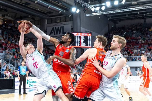 Harald Frey Telekom Baskets Bonn, 05 , EJ Onu Bamberg Baskets, 35 , Patrick Heckmann Bamberg Baskets, 33 , Till Pape Telekom Baskets Bonn, 19 , Bamberg Baskets vs Telekom Baskets Bonn, Basketball, easyCredit BBL, Matchday 31, 30 04 2024 Bamberg Baskets vs Telekom Baskets Bonn, Basketball, easyCredit BBL, Matchday 31, 30 04 2024 Bamberg Copyright: xEibner-Pressefoto G.xSantemizx EP_EER