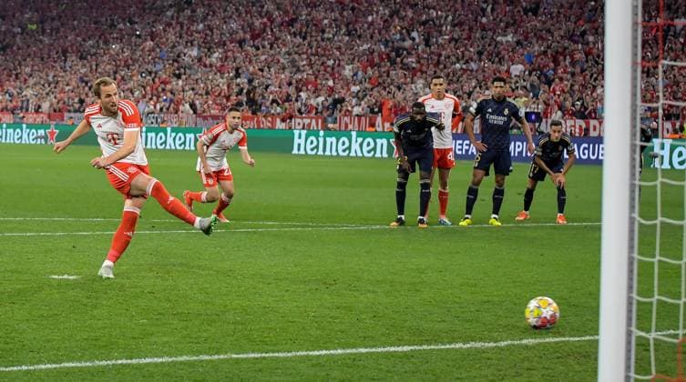 30 04 2024, xemx, Football UEFA Champions League, FC Bayern Muenchen Real Madrid emspor, v l Harry Kane FC Bayern Muenchen Goal scored, erziehlt das Tor zum 2 1 DFL DFB REGULATIONS PROHIBIT ANY USE OF PHOTOGRAPHS as IMAGE SEQUENCES and or QUASI VIDEO Muenchen