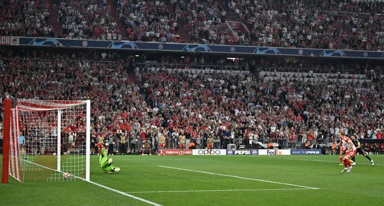 30 04 2024, Football UEFA Championsleague 2023 2024 semi-final, FC Bayern Munich Real Madrid, in the Allianz Arena Munich Goal to 2 1 by penalty kick, scorer Harry Kane Bayern Munich DFL and DFB regulations prohibit any use of photographs as image sequences and or quasi video
