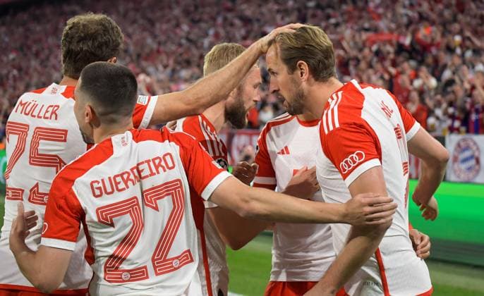 30 04 2024, xemx, Football UEFA Champions League, FC Bayern Muenchen Real Madrid emspor, v l Harry Kane FC Bayern Muenchen Jubel, Torjubel, celebrate the goal, jubiliert über das Tor zum 2 1 DFL DFB REGULATIONS PROHIBIT ANY USE OF PHOTOGRAPHS as IMAGE SEQUENCES and or QUASI VIDEO Muenchen