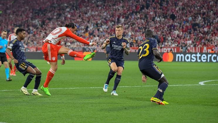 30 04 2024, xemx, Football UEFA Champions League, FC Bayern Muenchen Real Madrid emspor, v l Leroy Sane FC Bayern Muenchen Goal scored, erziehlt das Tor zum 1 1 DFL DFB REGULATIONS PROHIBIT ANY USE OF PHOTOGRAPHS as IMAGE SEQUENCES and or QUASI VIDEO Muenchen