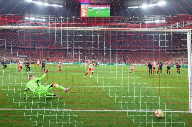 Harry Kane 9 FC Bayern Muenchen scores from the penalty spot to make it 2 1, Andriy Lunin 13 Real Madrid , FC Bayern Muenchen vs Real Madrid, Champions League, football, semi-final, first leg, 30 04 2024 Muenchen Bayern Germany Copyright: xkolbert-press ChristianxKolbertx