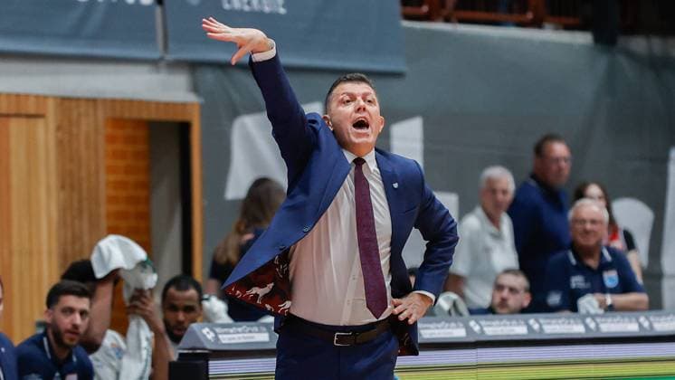 30 04 2024, Wuerzburg Baskets vs SYNTAINICS MBC, easyCredit BBL, Matchday 31, Germany, Wuerzburg, tectake Arena, In the picture Head Coach Predrag Krunic SYNTAINICS MBC gives instructions Copyright: HMBxMedia xJulienxBecker