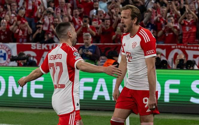 Raphael Guerreiro FC Bayern Muenchen, 22 celebrates with Harry Kane FC Bayern Muenchen, 9 whose penalty kick goal for 2 1 GER, FC Bayern Muenchen vs Real Madrid CF, football, Champions League, semi-final, first leg, 2023 2024 season, 30 04 2024 DFL DFB REGULATIONS PROHIBIT ANY USE OF PHOTOGRAPHS as IMAGE SEQUENCES and or QUASI VIDEO GER, FC Bayern Muenchen vs Real Madrid CF, Football, Champions League, Semi-final, First leg, Match time 2023 2024, 30 04 2024 Muenchen Copyright: xEibner-Pressefoto HeikexFeinerx EP_HFR