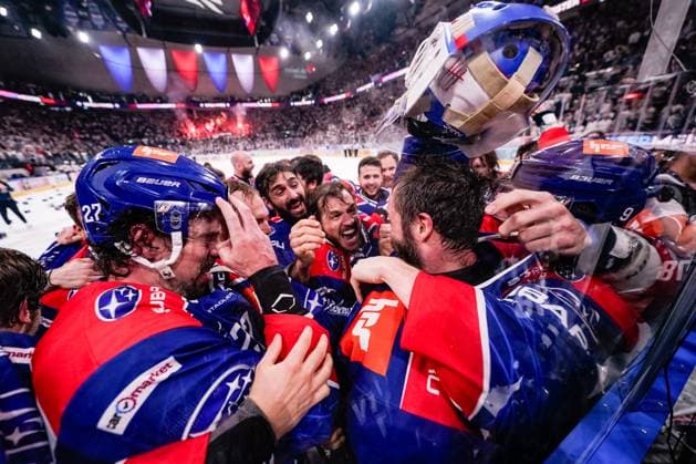 Bilder des Jahres 2024, Sport 04 April Sport Bilder des Tages 30.04.2024, Zürich, Swiss Life Arena, NL Final: ZSC Lions - Lausanne HC, ZSC Lions are Swiss Champion 2024. 10 Sven Andrighetto (ZSC), 91 Denis Hollenstein (ZSC), 30 goalkeeper Simon Hrubec (ZSC) Zürich Swiss Life Arena Zürich Switzerland *** 30 04 2024, Zurich, Swiss Life Arena, NL Final ZSC Lions Lausanne HC, ZSC Lions are Swiss Champion 2024 10 Sven Andrighetto ZSC , 91 Denis Hollenstein ZSC , 30 goalkeeper Simon Hrubec ZSC Zurich Swiss Life Arena Zurich Switzerland  Copyright: xJustPictures.ch JarixPestelaccix