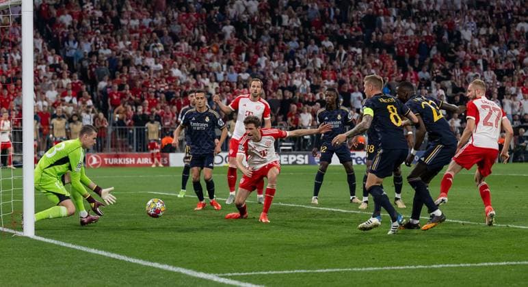 Thomas Mueller FC Bayern Muenchen, 25 missed in front of goal by Andriy Lunin Goalkeeper Goalkeeper, Real Madrid CF, 13 GER, FC Bayern Muenchen vs Real Madrid CF, Football, Champions League, Semifinal, First leg, 2023 2024 season, 30 04 2024 DFL DFB REGULATIONS PROHIBIT ANY USE OF PHOTOGRAPHS as IMAGE SEQUENCES and or QUASI VIDEO GER, FC Bayern Muenchen vs Real Madrid CF, Football, Champions League, Semi-final, First leg, Match time 2023 2024, 30 04 2024 Muenchen Copyright: xEibner-Pressefoto HeikexFeinerx EP_HFR