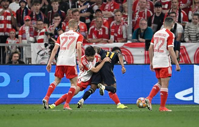 30 04 2024, Football UEFA Championsleague 2023 2024 Semifinal, FC Bayern Munich Real Madrid, at Allianz Arena Munich L R Minjae Kim Bayern Munich fouls Rodrygo Real Madrid DFL and DFB regulations prohibit any use of photographs as image sequences and or quasi video