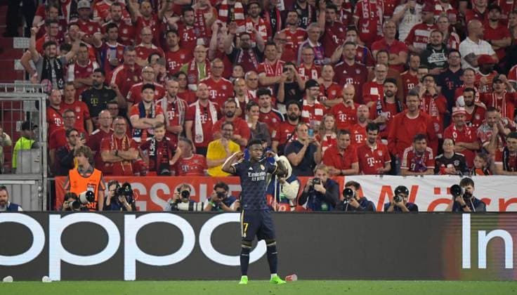 30 04 2024, xemx, Football UEFA Champions League, FC Bayern Muenchen Real Madrid emspor, v l Vinicius Junior Real Madrid Jubel, Torjubel, celebrate the goal, jubiliert über das Tor zum 2 2 DFL DFB REGULATIONS PROHIBIT ANY USE OF PHOTOGRAPHS as IMAGE SEQUENCES and or QUASI VIDEO Muenchen