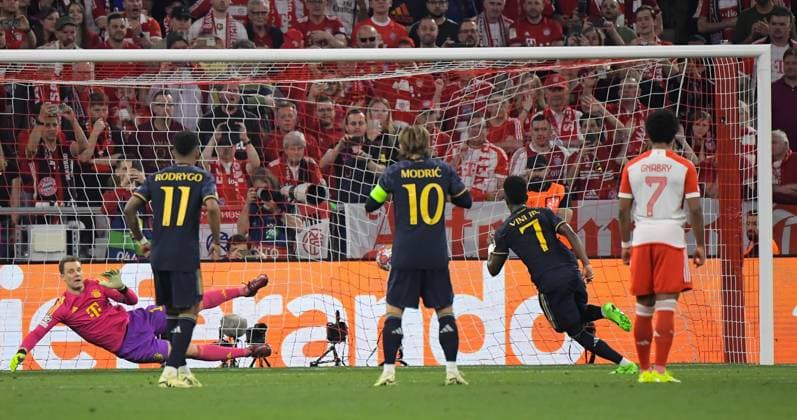 30 04 2024, xemx, Football UEFA Champions League, FC Bayern Muenchen Real Madrid emspor, v l Vinicius Junior Real Madrid Goal scored, erziehlt das Tor zum 2 2 DFL DFB REGULATIONS PROHIBIT ANY USE OF PHOTOGRAPHS as IMAGE SEQUENCES and or QUASI VIDEO Muenchen