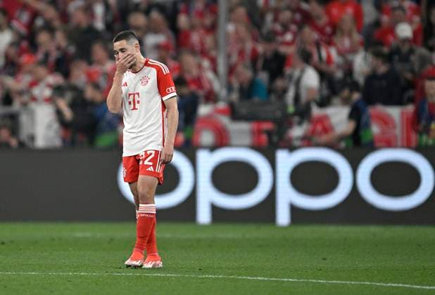 30 04 2024, Football UEFA Championsleague 2023 2024 semi-final, FC Bayern Munich Real Madrid, in the Allianz Arena Munich Raphael Guerreiro Bayern Munich disappointed DFL and DFB regulations prohibit any use of photographs as image sequences and or quasi video