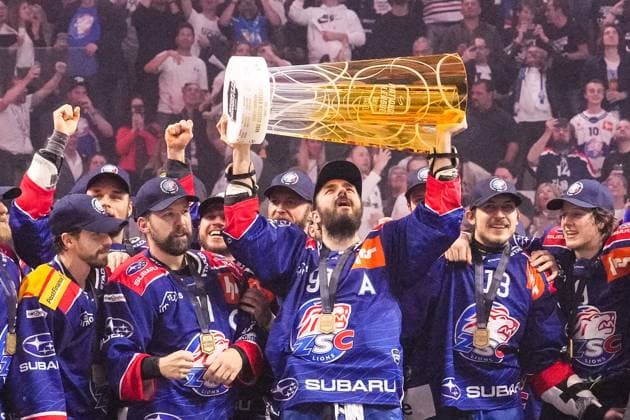 Sport Themen der Woche KW18 30.04.2024, Zürich, Swiss Life Arena, NL Final: ZSC Lions - Lausanne HC, ZSC Lions are Swiss Champion 2024. 91 Denis Hollenstein (ZSC) with trophy Zürich Swiss Life Arena Zürich Switzerland *** 30 04 2024, Zurich, Swiss Life Arena, NL Final ZSC Lions Lausanne HC, ZSC Lions are Swiss Champion 2024 91 Denis Hollenstein ZSC with trophy Zurich Swiss Life Arena Zurich Switzerland  Copyright: xJustPictures.ch JarixPestelaccix