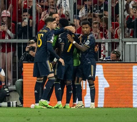 The Madrilenians celebrate with Vinicius Paixao de Oliveira Junior Real Madrid CF, 7 his penalty goal to equalize 2 2 GER, FC Bayern Muenchen vs Real Madrid CF, Football, Champions League, Semifinal, First leg, Match time 2023 2024, 30 04 2024 DFL DFB REGULATIONS PROHIBIT ANY USE OF PHOTOGRAPHS as IMAGE SEQUENCES and or QUASI VIDEO GER, FC Bayern Muenchen vs Real Madrid CF, Football, Champions League, Semi-final, First leg, Match time 2023 2024, 30 04 2024 Muenchen Copyright: xEibner-Pressefoto HeikexFeinerx EP_HFR