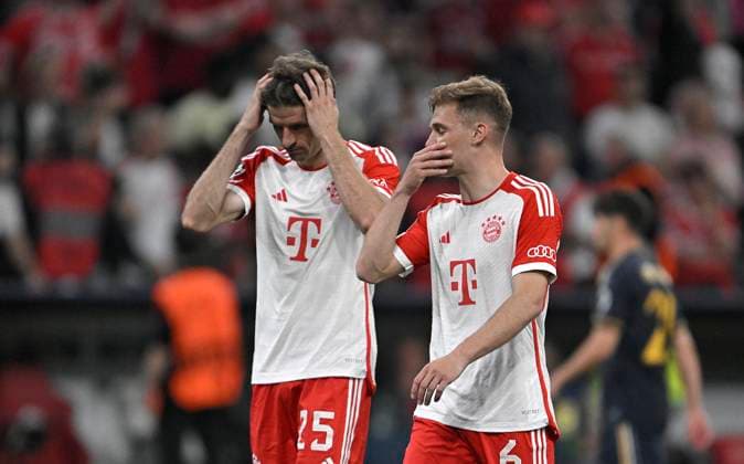 30 04 2024, Football UEFA Champions League 2023 2024 semi-final, FC Bayern Munich Real Madrid, at the Allianz Arena Munich L R Thomas Müller Bayern Munich and Joshua Kimmich Bayern Munich are disappointed after the 2 2 DFL and DFB regulations prohibit any use of photographs as image sequences and or quasi video
