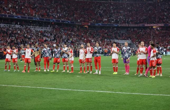 Munich, Germany 30 April 2024 Football, Men, Champions League, Season 2023 2024, Semi-final first leg, FC Bayern Munich Real Madrid, Allianz Arena The FC Bayern Munich team celebrating with the fans after the end of the match on the lap of honor in front of the south curve