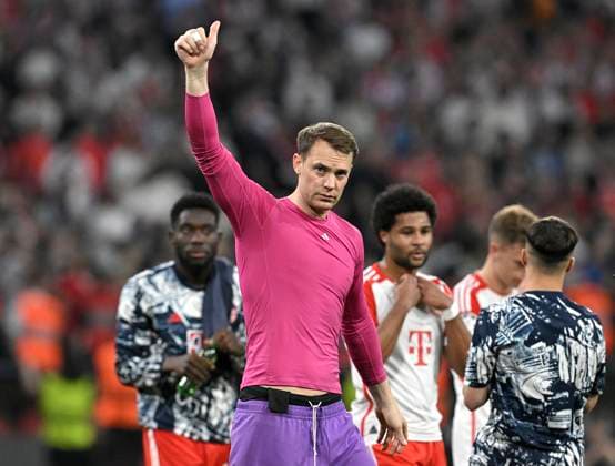 30 04 2024, Football UEFA Championsleague 2023 2024 semi-final, FC Bayern Munich Real Madrid, in the Allianz Arena Munich Goalkeeper Manuel Neuer Bayern Munich thanks the fans DFL and DFB regulations prohibit any use of photographs as image sequences and or quasi video