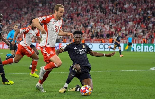 30 04 2024, xemx, Football UEFA Champions League, FC Bayern Muenchen Real Madrid emspor, v l Harry Kane FC Bayern Muenchen , Aurelien Tchouameni Real Madrid Zweikampf, Aktion, action, battle for the ball DFL DFB REGULATIONS PROHIBIT ANY USE OF PHOTOGRAPHS as IMAGE SEQUENCES and or QUASI VIDEO Muenchen