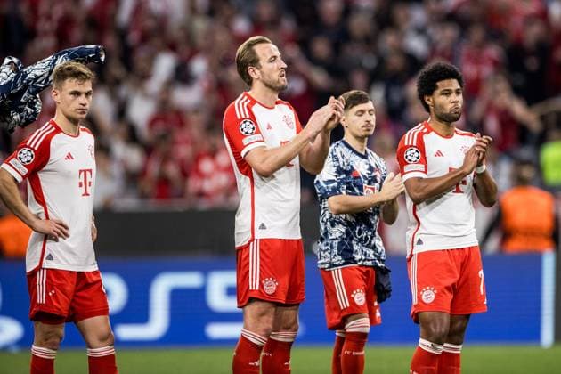 UEFA Champions League FC Bayern Munich Real Madrid 30 04 2024 Harry Kane FC Bayern Munich, 9 , Serge Gnabry FC Bayern Munich, 7 applaud towards the curve UEFA Champions League FC Bayern Munich Real Madrid, Munich, Allianz Arena Copyright: xBEAUTIFULxSPORTS Wunderlx