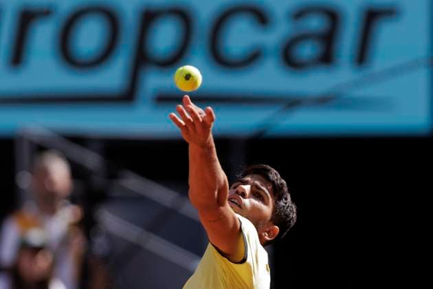 MADRID, SPAIN - APRIL 30: Carlos Alcaraz returns a shot against Jan-Lennard Struff during their match on Day 9 of the Mutua Madrid Open at Caja Magica Stadium in Madrid. ONLYxEDITORIALxUSAGE (251768881)