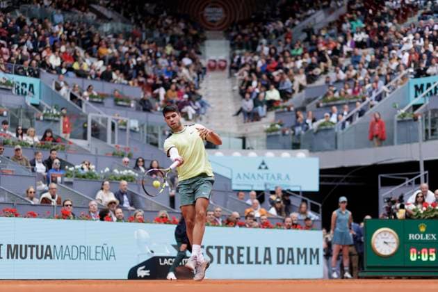 MADRID, SPAIN - APRIL 30: Carlos Alcaraz returns a shot against Jan-Lennard Struff during their match on Day 9 of the Mutua Madrid Open at Caja Magica Stadium in Madrid. ONLYxEDITORIALxUSAGE (251769086)