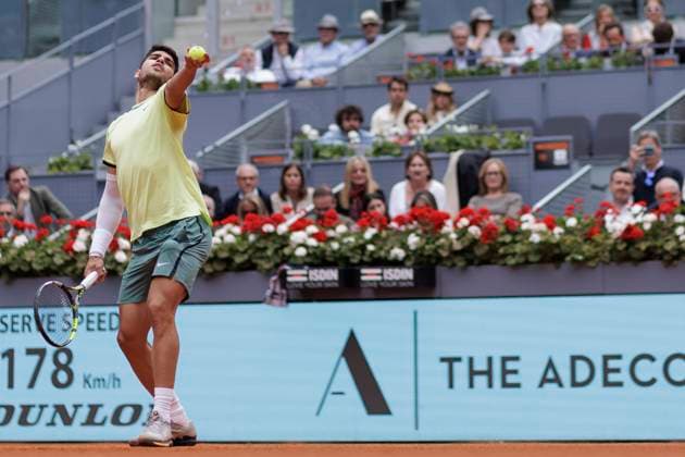 MADRID, SPAIN - APRIL 30: Carlos Alcaraz returns a shot against Jan-Lennard Struff during their match on Day 9 of the Mutua Madrid Open at Caja Magica Stadium in Madrid. ONLYxEDITORIALxUSAGE (251769088)