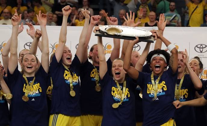 Sport Themen der Woche KW18 Sport Bilder des Tages Tessa Stammberger, Lucy Reuß, Lena Gohlisch mit Meisterschale, Deeshyra Thomas, Deutscher Meister ALBA Berlin Damen jubeln nach Spielende Basketball DBBL Bundesliga Damen Playoff Finale 5.Spiel Saison 2023 2024 01.05.2024 ALBA Berlin vs Rutronik Stars Keltern *** Tessa Stammberger, Lucy Reuß, Lena Gohlisch with championship trophy, Deeshyra Thomas, German champion ALBA Berlin women cheer after the end of the game Sports Basketball DBBL Bundesliga Womens Playoff Final 5 Game Season 2023 2024 01 05 2024 ALBA Berlin vs Rutronik Stars Keltern