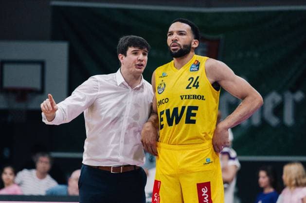Göttingen, Germany 01 May 2024 1 BBL 2023 2024 BG Göttingen vs EWE Baskets Oldenburg In the picture from left head coach Pedro Calles Oldenburg and Deane Williams Oldenburg Sparkassen Arena Niedersachsen Copyright: xFotostandx xNiewelerx