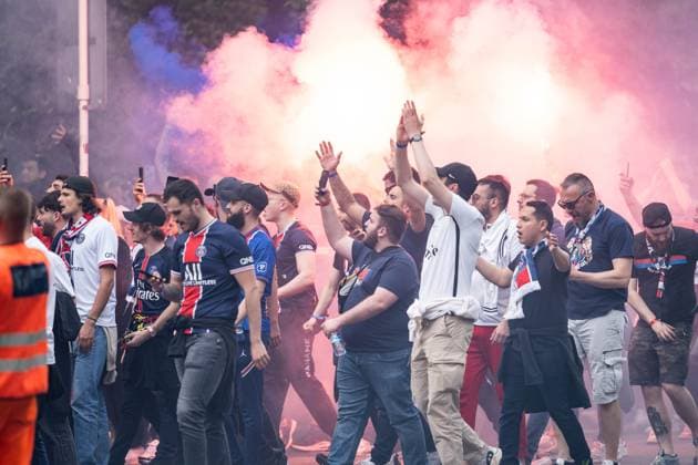 GER, UEFA Champions League, semi-final first leg, Borussia Dortmund vs Paris Saint Germain 01 05 2024, Signal Iduna Park, Dortmund, GER, UEFA Champions League, semi-final first leg, Borussia Dortmund vs Paris Saint Germain In the picture Fans of Paris Saint Germain on the way to the stadium, police, pyrotechnics, fireworks nordphotoxGmbHxx xChristianxSchulze nph000300