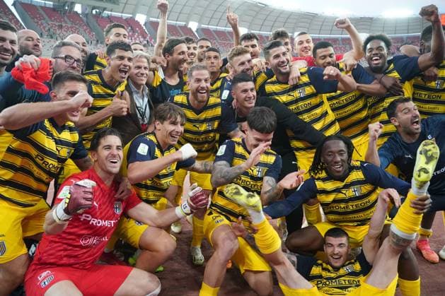Players of Parma Calcio celebrates the victory during SSC Bari vs Parma Calcio, Italian soccer Serie B match in Bari, Italy, May 01 2024  Copyright: xEmmanuelexMastrodonato IPAxSportx xx IPA_45645461 IPA_Agency_IPA45645461