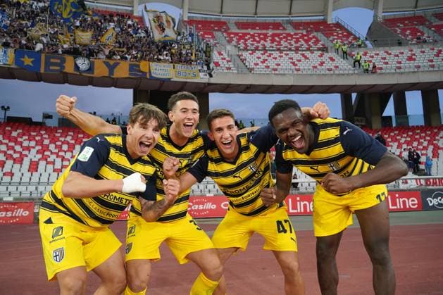 Players of Parma Calcio celebrates the victory during SSC Bari vs Parma Calcio, Italian soccer Serie B match in Bari, Italy, May 01 2024  Copyright: xEmmanuelexMastrodonato IPAxSportx xx IPA_45645492 IPA_Agency_IPA45645492