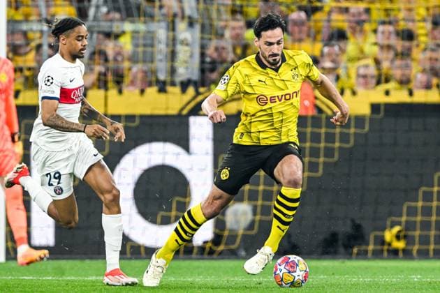 DORTMUND - (l-r) Bradley Barcola of Paris Saint Germain, Mats Hummels of Borussia Dortmund during the UEFA Champions League semi-final match between Borussia Dortmund and Paris Saint Germain at Signal Iduna Park on May 1, 2024 in Dortmund, Germany. ANP Hollandse Hoogte UEFA Conference League 2023 24 2023 2024 xVIxANPxSportx xGerritxvanxKeulenxIVx 497375492 originalFilename: 497375492.jpg