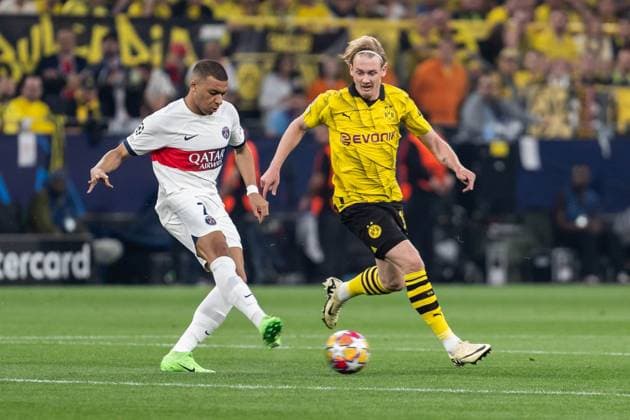 GER, UEFA Champions League, semi-final first leg, Borussia Dortmund vs Paris Saint Germain 01 05 2024, Signal Iduna Park, Dortmund, GER, UEFA Champions League, semi-final first leg, Borussia Dortmund vs Paris Saint Germain In the picture Kylian Mbappà Mbappe Paris Saint Germain, 7 single action whole body whole body ball on foot Julian Brandt BV Borussia Dortmund, 19 nordphotoxGmbHxx xChristianxSchulze nph000300