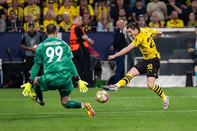 GER, UEFA Champions League, semi-final first leg, Borussia Dortmund vs Paris Saint Germain 01 05 2024, Signal Iduna Park, Dortmund, GER, UEFA Champions League, semi-final first leg, Borussia Dortmund vs Paris Saint Germain In the picture duel between Marcel Sabitzer BV Borussia Dortmund, 20 and Gianluigi Donnarumma Paris Saint Germain, 99 Goal chance nordphotoxGmbHxx xChristianxSchulze nph000300