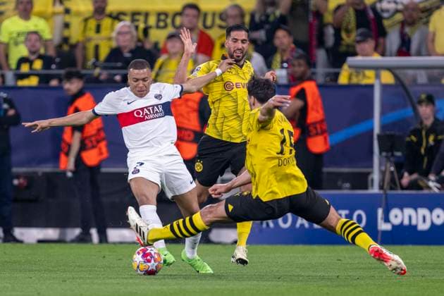 Soccer Champions League semi-final, first leg Borussia Dortmund Paris St Germain on 01 05 2024 at Signal Iduna Park PSGs Kylian Mbappe l and Dortmunds Mats Hummels fight for the ball IMPORTANT NOTE In accordance with UEFA regulations, it is prohibited to use or have used photographs taken in the stadium and or of the match in the form of sequential images and or video-like photo series Copyright: xKirchner DavidxInderliedx