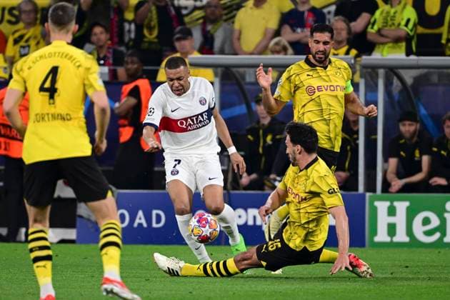 Kylian Mbappe 7 Paris Saint Germain in duel, action, with Mats Hummels 15 Borussia Dortmund , Borussia Dortmund vs Paris Saint Germain, Football, Champions League, Semi-final, 01 05 2024 Dortmund Nordrhein Westfalen Germany Copyright: xkolbert-press MarcxNiemeyerx