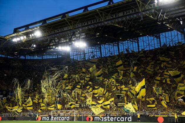 UEFA Champions League Borussia Dortmund FC Paris Saint Germain 01 05 2024 Flags are waved and confetti ribbons are shot in the south curve of the Borussia Dortmund fans at the start of the match UEFA Champions League Borussia Dortmund FC Paris Saint Germain, Dortmund, SIGNAL IDUNA PARK Copyright: xBEAUTIFULxSPORTS Wunderlx