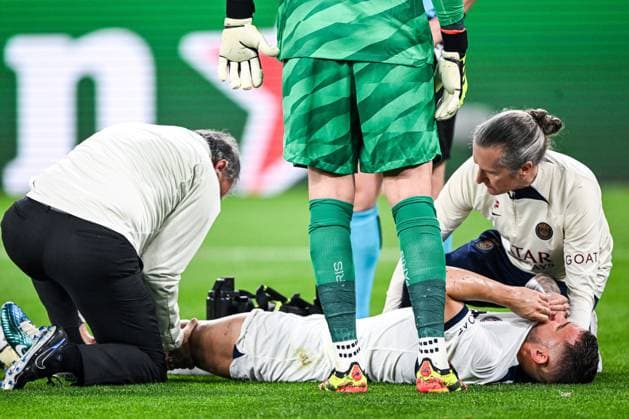 DORTMUND - Pain in Lucas Hernandez of Paris Saint Germain during the UEFA Champions League semi-final match between Borussia Dortmund and Paris Saint Germain at the Signal Iduna Park on May 1, 2024 in Dortmund, Germany. ANP Hollandse Hoogte UEFA Conference League 2023 24 2023 2024 xVIxANPxSportx xGerritxvanxKeulenxIVx 497377191 originalFilename: 497377191.jpg