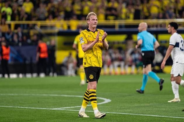 GER, UEFA Champions League, semi-final first leg, Borussia Dortmund vs Paris Saint Germain 01 05 2024, Signal Iduna Park, Dortmund, GER, UEFA Champions League, semi-final first leg, Borussia Dortmund vs Paris Saint Germain In the picture Julian Brandt BV Borussia Dortmund, 19 angry, clapping his hands, gestures, facial expressions, emotions nordphotoxGmbHxx xChristianxSchulze nph000300