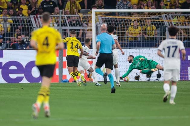 01 05 2024, Football, Season 2023 2024, UEFA Champions League, Semi-final, Borussia Dortmund Paris Saint Germain, Niclas Füllkrug Borussia Dortmund scores 1-0 against goalkeeper Gianluigi Donnarumma Paris Saint Germain , Dortmund Signal Iduna Park NRW Germany xRHR PHOTO DEx Copyright: DennisxEwert RHR-FOTOx RHR-FOTO DE