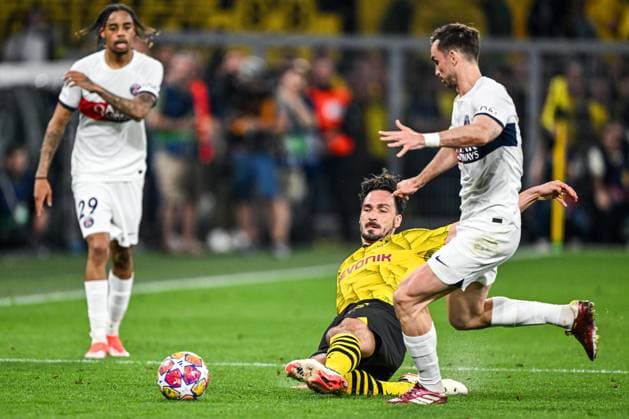 DORTMUND - (l-r) Mats Hummels of Borussia Dortmund, Fabian Ruiz of Paris Saint Germain during the UEFA Champions League semi-final match between Borussia Dortmund and Paris Saint Germain at Signal Iduna Park on May 1, 2024 in Dortmund, Germany. ANP Hollandse Hoogte UEFA Conference League 2023 24 2023 2024 xVIxANPxSportx xGerritxvanxKeulenxIVx 497377761 originalFilename: 497377761.jpg