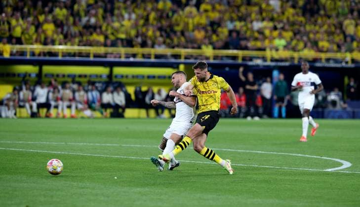 01 05 2024, Football UEFA Champions League 2023 2024, Semi-final, Borussia Dortmund FC Paris Saint Germain at Signal Iduna Park Dortmund Goal kick Niclas Füllkrug re, Borussia Dortmund vs Lucas Hernandez Paris Saint Germain DFL and DFB regulations prohibit any use of photographs as image sequences and or quasi video